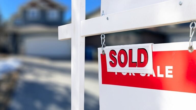 Wealthy buyers increasingly turning to cash for luxury homes: report