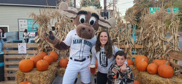 West Seattle Blog… | WEST SEATTLE SCENE: Mariner Moose’s post-postseason visit to Ounces